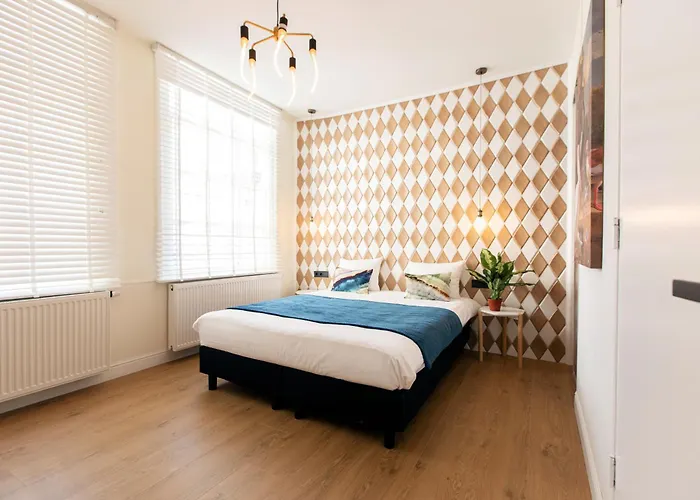 Quentin Leidse Square Hotel 2*