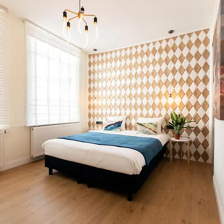 Quentin Leidse Square Hotel 2*